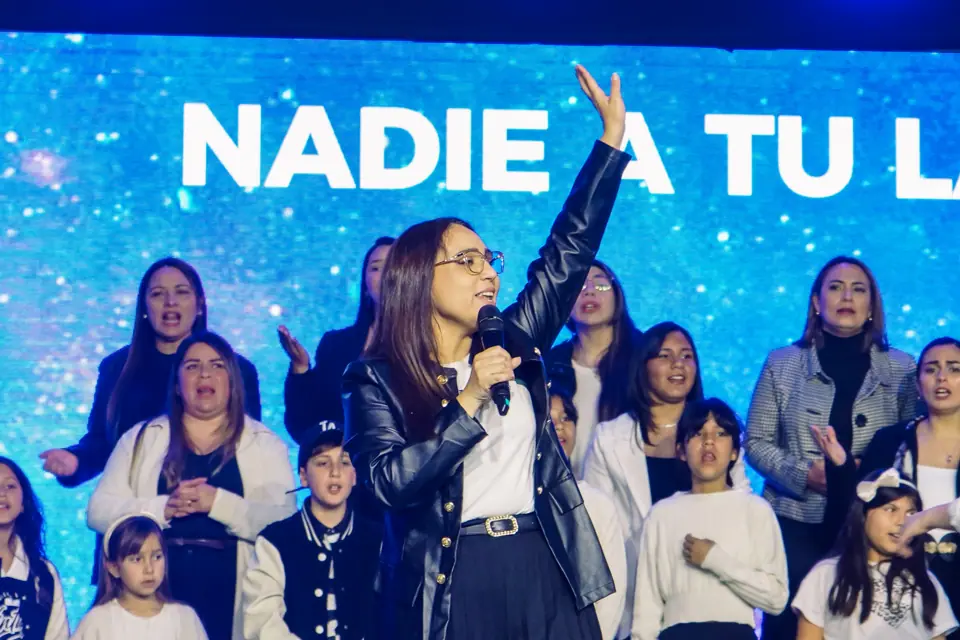 Equipo de alabanza y coro de niños en el escenario