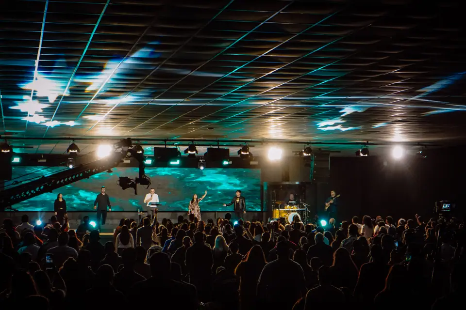 Auditorio de la Casa Madre en Pudahuel lleno durante un culto dominical