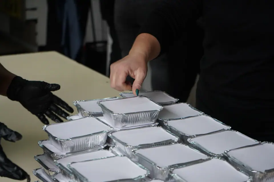 Bandejas de almuerzo listas para entregar