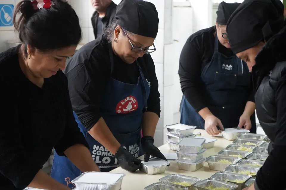 Voluntarias del Comedor Abierto sirviendo almuerzos en la cocina