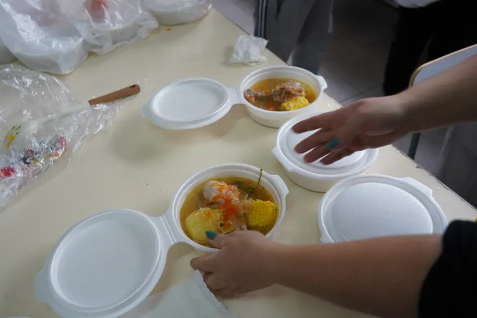 Platos de almuerzo caliente servidos en el comedor