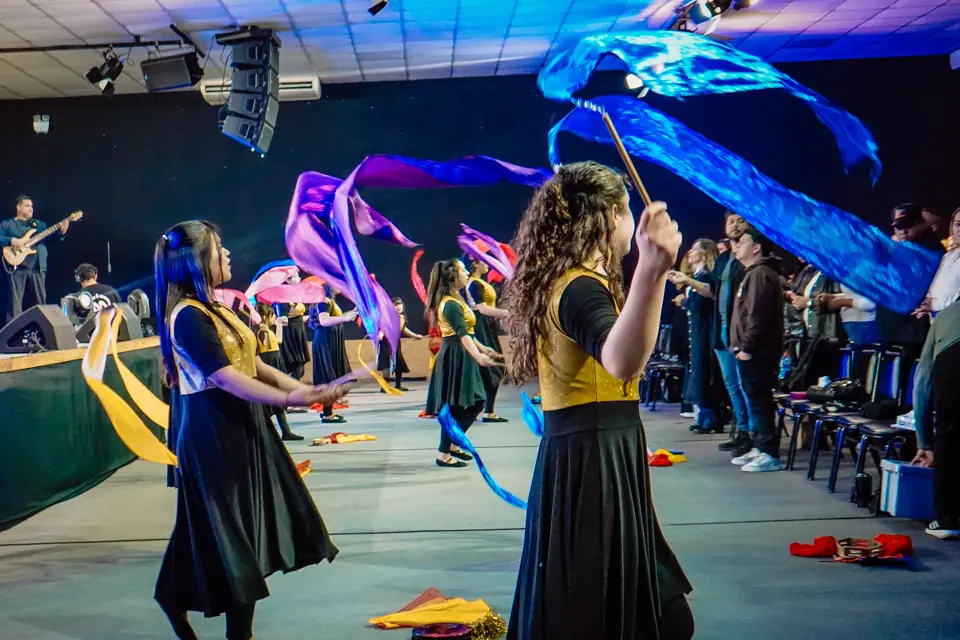 Ministerio de danza con banderas durante la alabanza