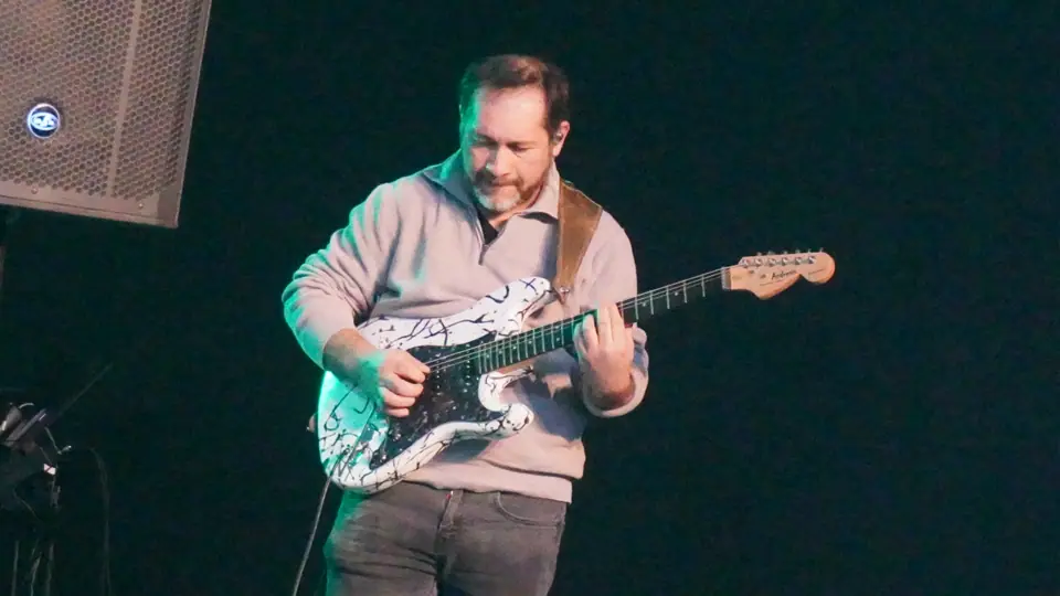 Guitarrista del equipo de alabanza en Linares