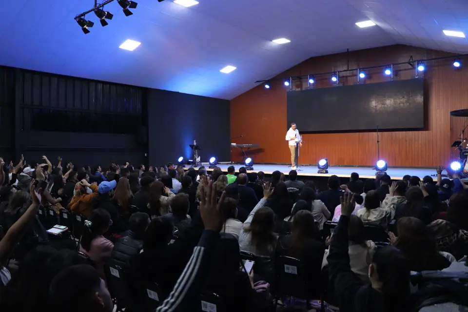 Auditorio de la iglesia en San Antonio durante una prédica