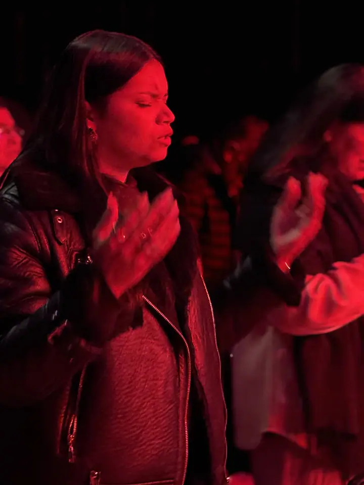 Jóvenes orando en la iglesia de San Antonio