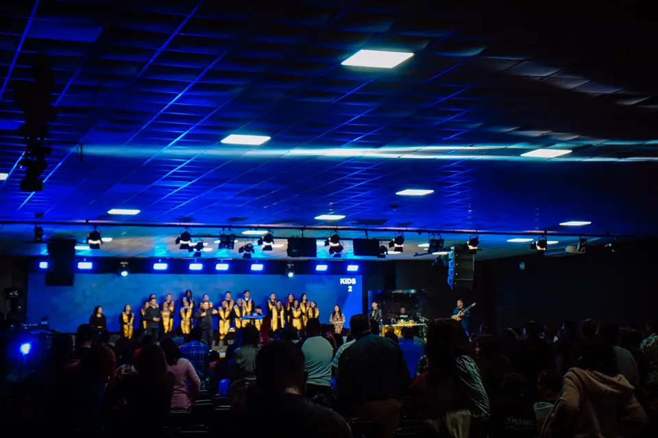 Coro de la iglesia cantando en el templo de Pudahuel